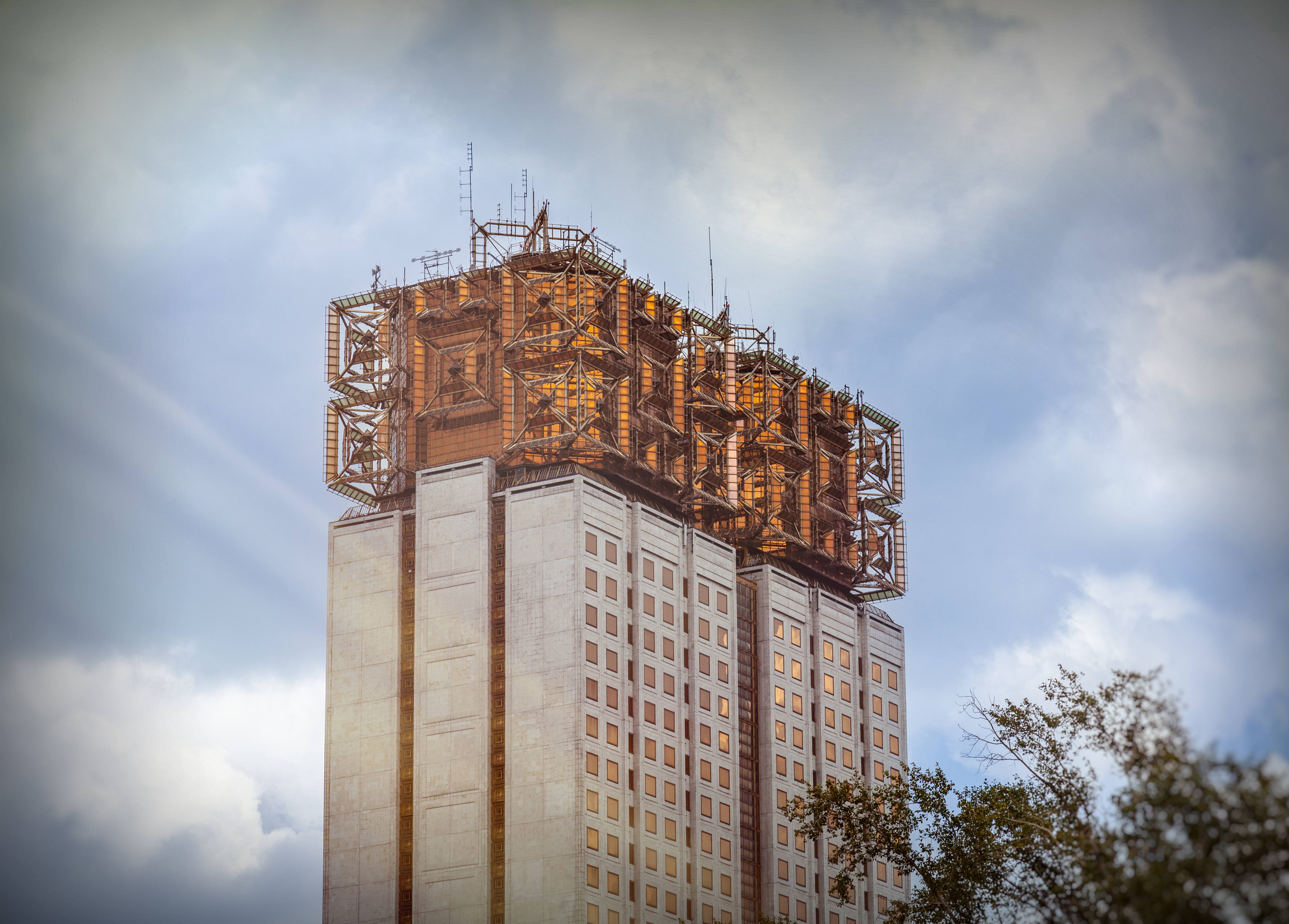 Blick von der Moskwa auf die Staatliche Akademische Universität der Geisteswissenschaften