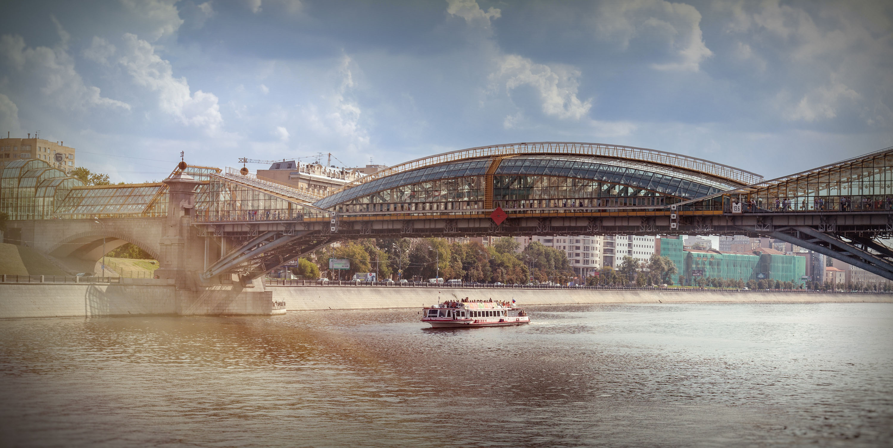 Blick auf die Brücke von Bogdan Khmelnitsky