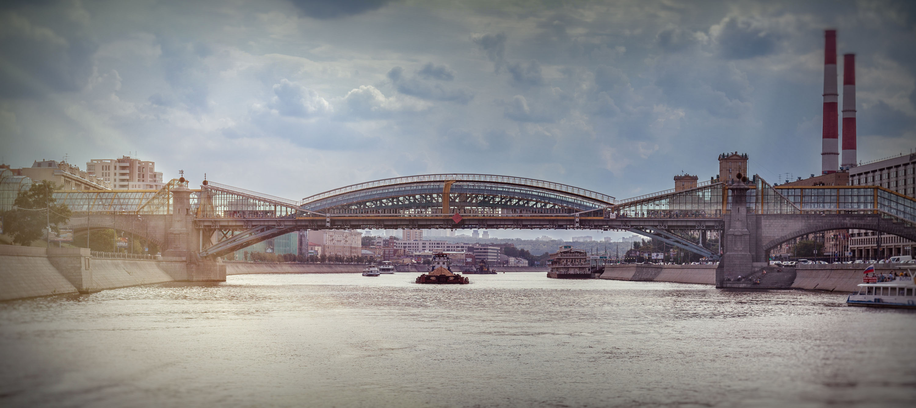 Blick auf die Brücke von Bogdan Khmelnitsky
