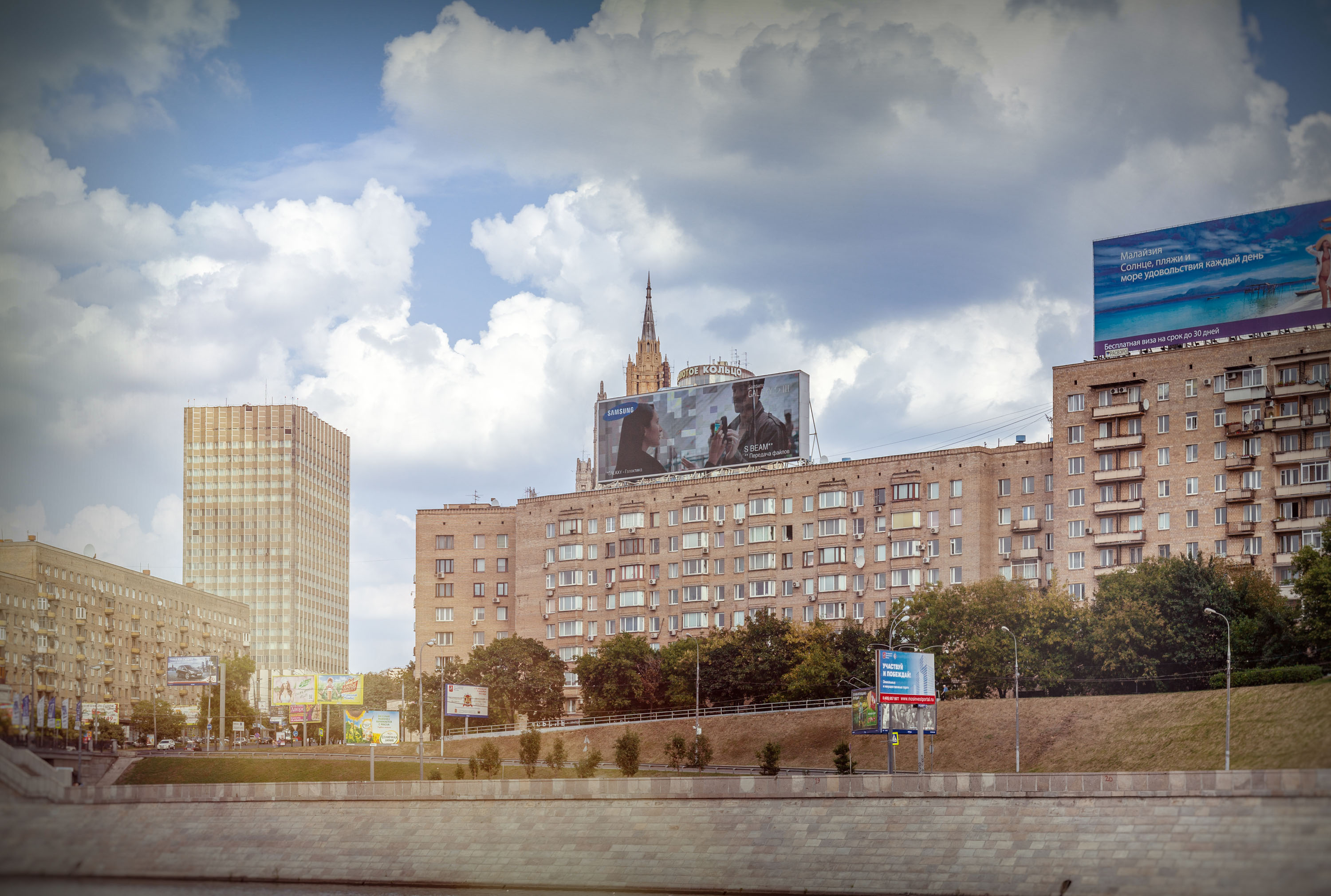 Blick von der Moskwa auf das im Hintergrund hochragende Außenministerium Russlands