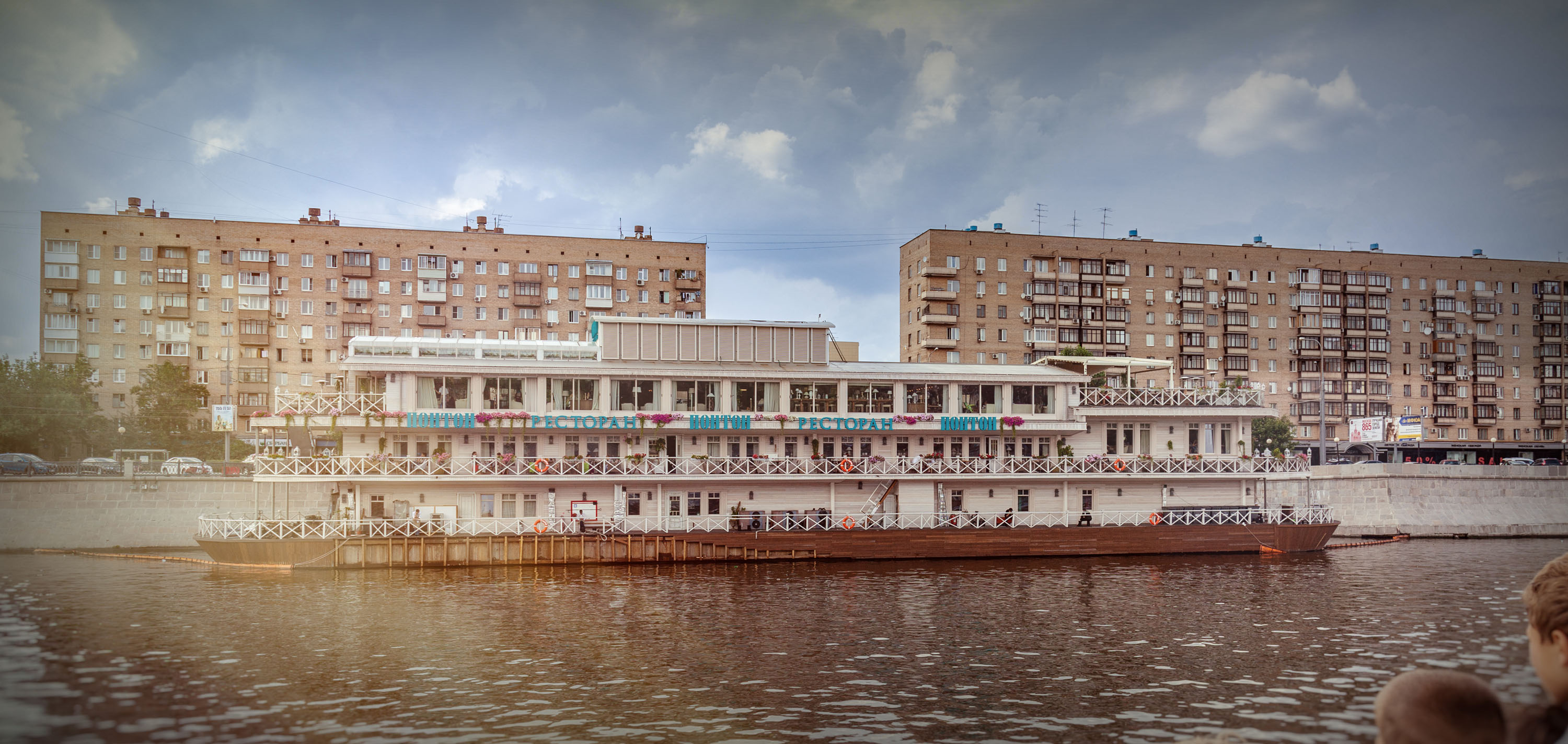 Blick von der Moskwa auf das Schwimmrestaurant Ponton