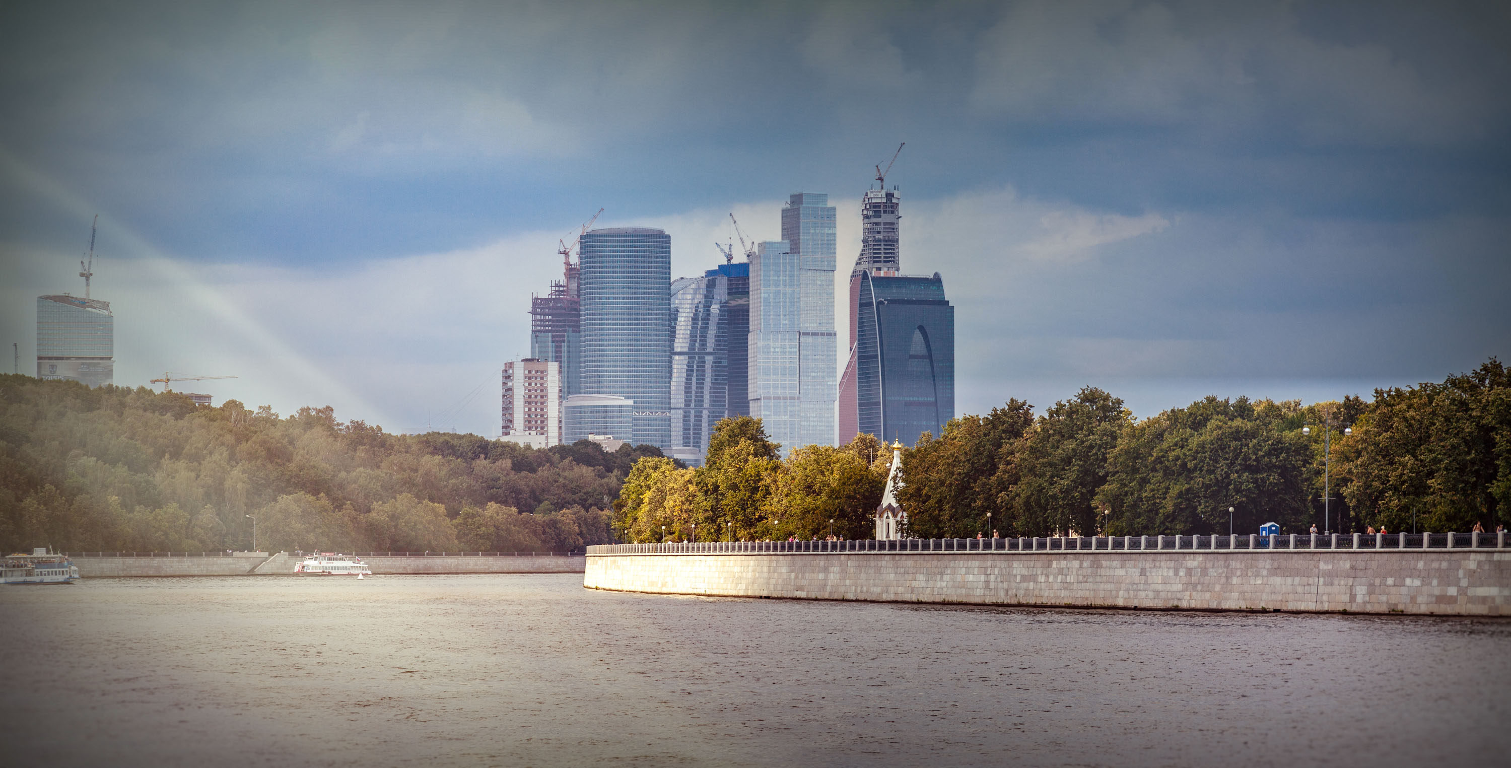 Blick von der Moskwa auf das Moskauer Geschäftszentrum
