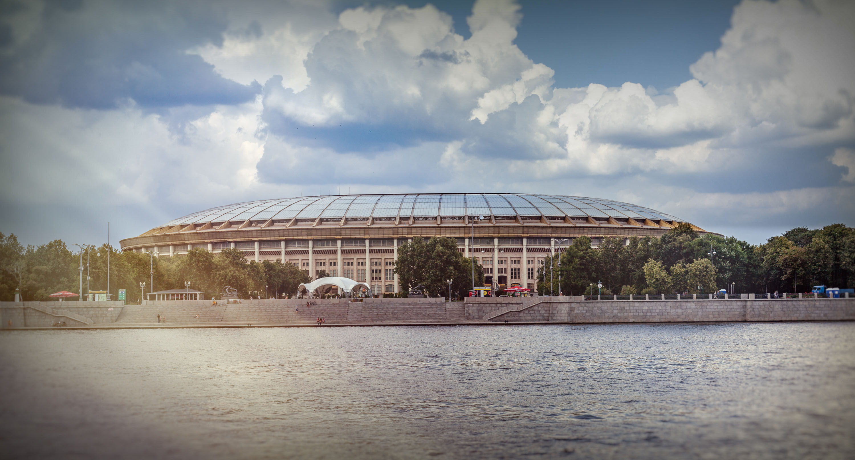 Blick von der Moskwa auf das Olympiastadion Luzhniki