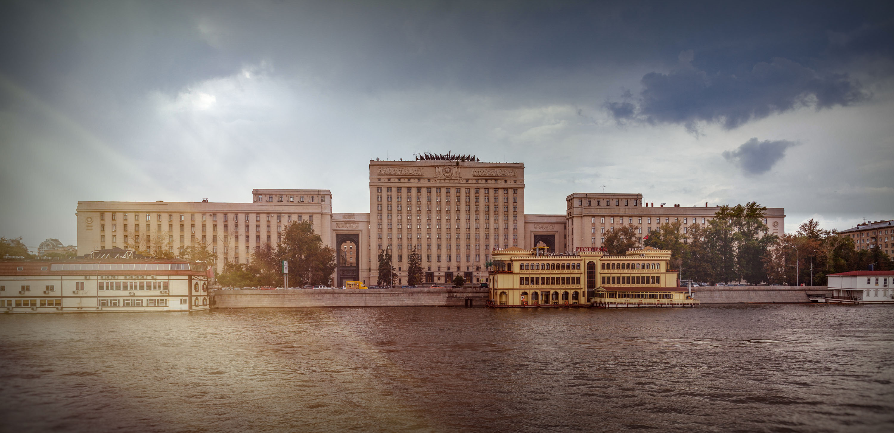 Blick von der Moskwa auf das Verteidigungsministerium der Russischen Föderation