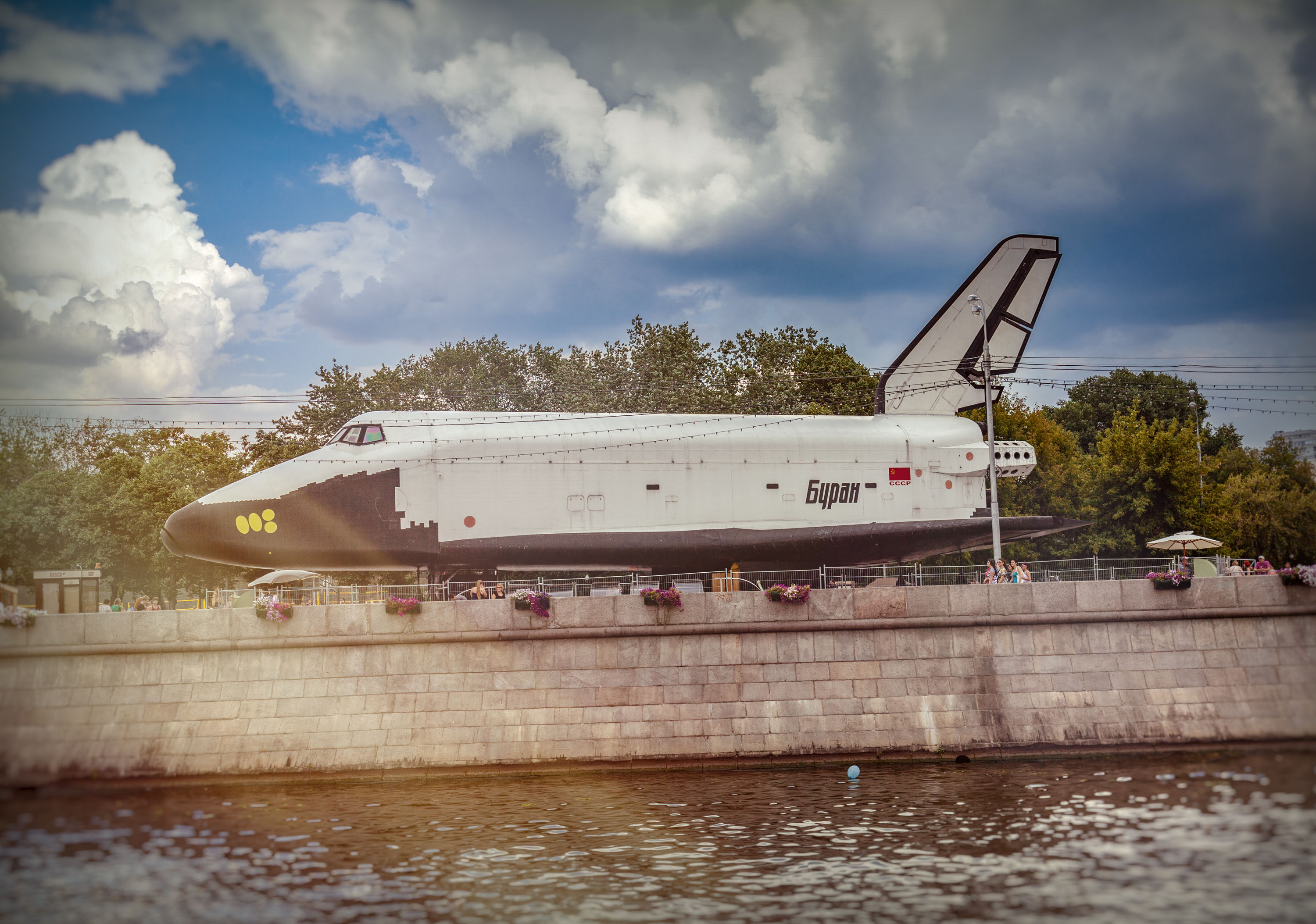 Blick von der Moskwa auf das Space Shuttle