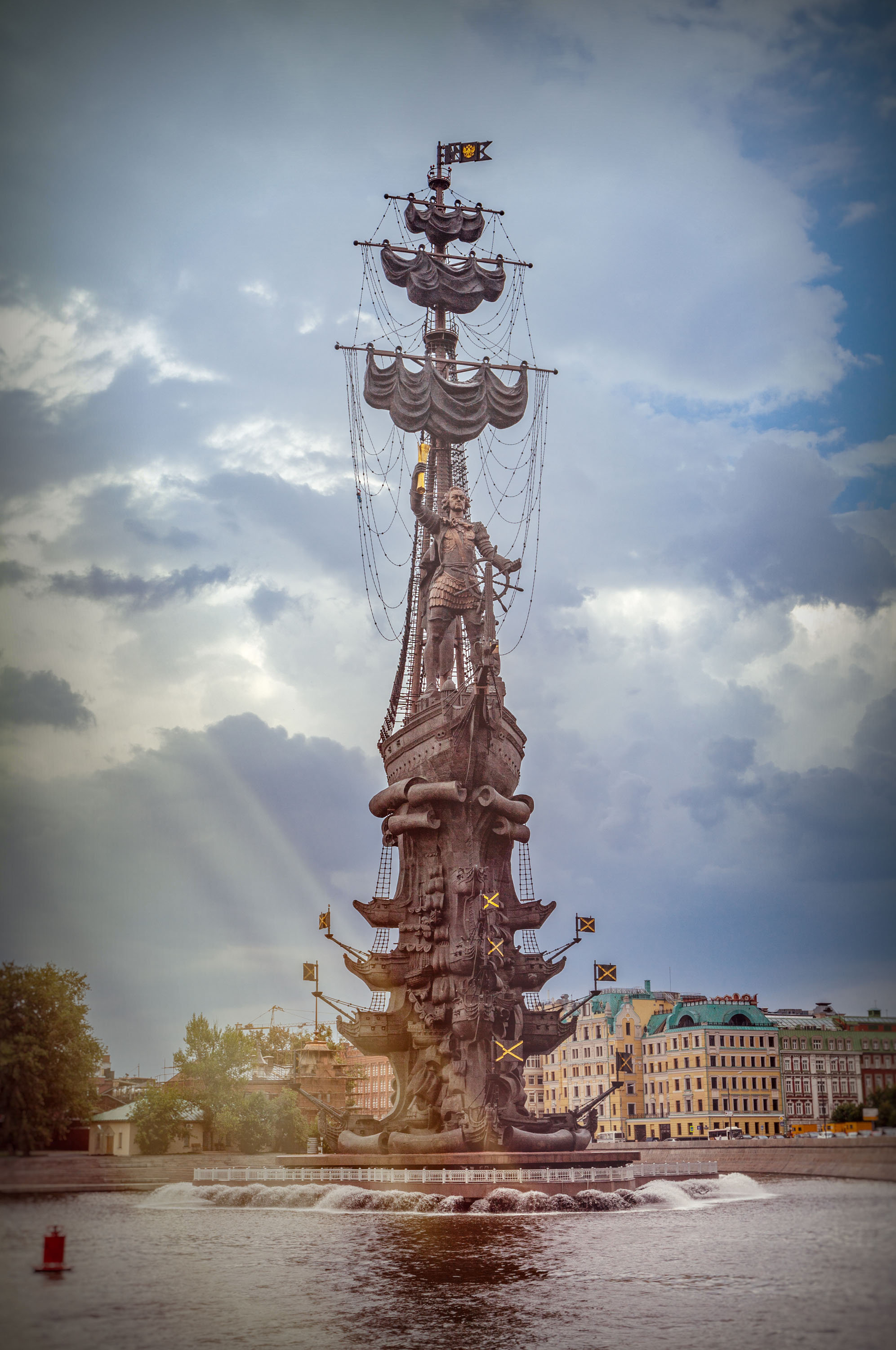 Blick von der Moskwa auf das Denkmal für Peter I.