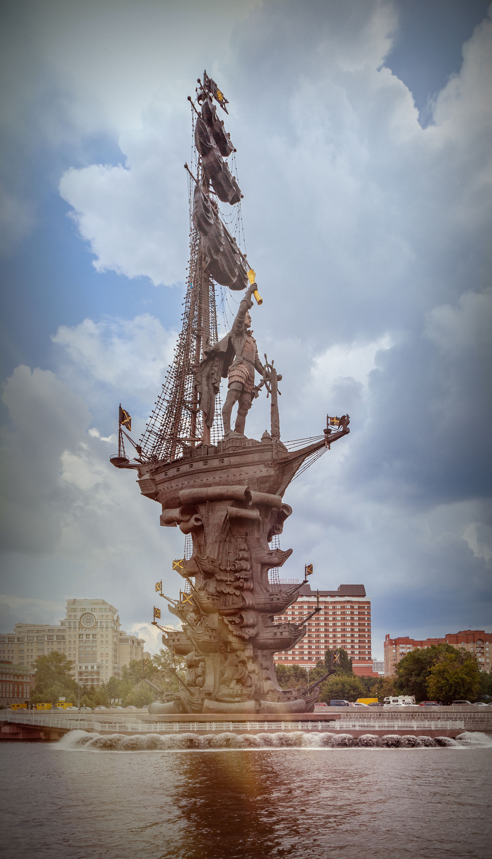 Blick von der Moskwa auf das Denkmal für Peter I.