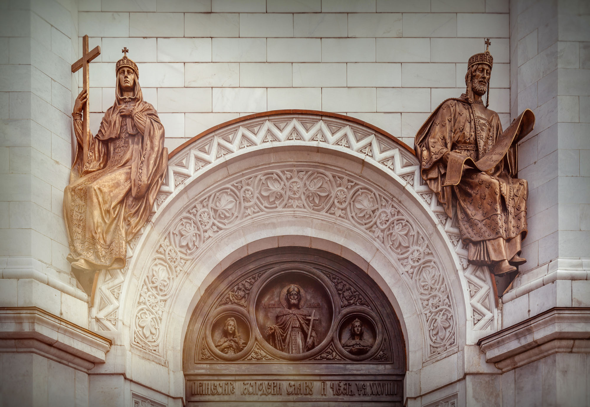 Die Statuen oberhalb eines der Haupteingänge der Christ-Erlöser-Kathedrale