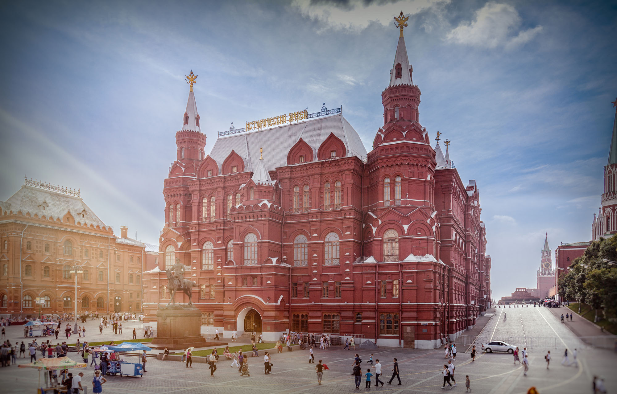 Vorplatz zum Kreml - Blick auf das Marschall-Schukow-Denkmal und das Staatliche Historische Museum Moskau