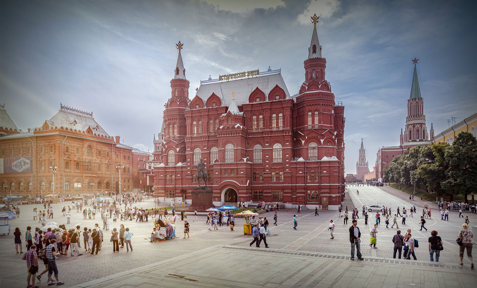 Vorplatz zum Kreml - Blick auf das Marschall-Schukow-Denkmal und das Staatliche Historische Museum Moskau