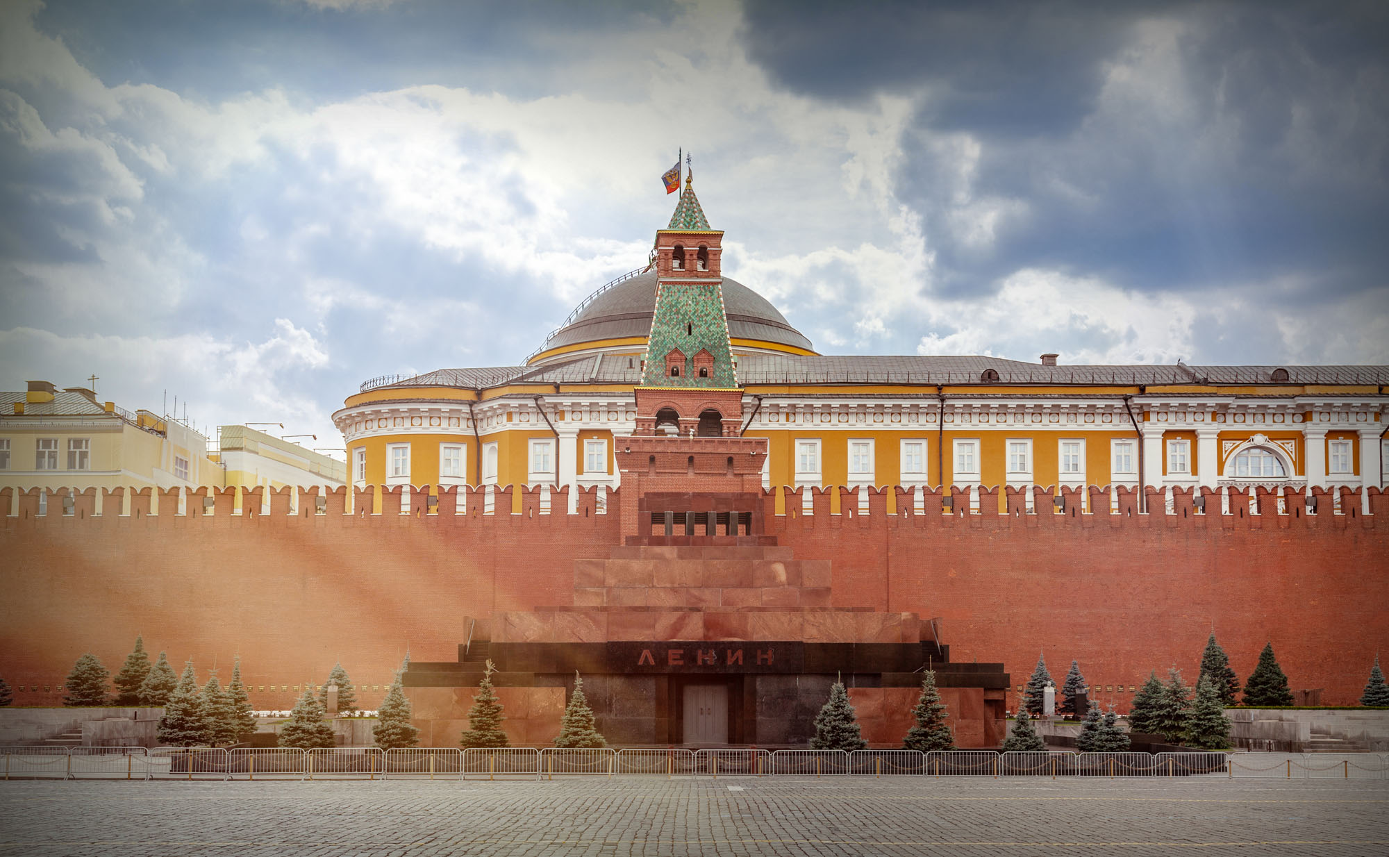 Blick von der Mitte des Roten Platzes auf das Lenin-Mausoleum und den Senatsturm des Kremls
